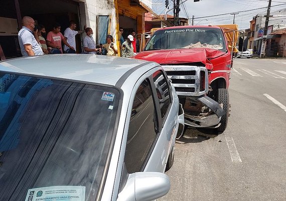 Vídeo: ônibus bate em caminhão que atinge outros 7 veículos na Ponta Grossa, em Maceió