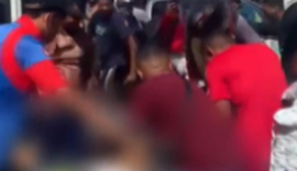 VÍDEO: homem é espancado por moradores no Jacintinho após ser acusado de roubos