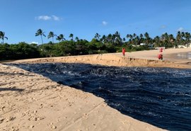 Água que seria de esgoto cai no mar da Praia de Guaxuma em Maceió
