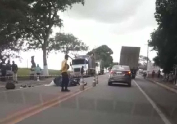 Motociclista tem cabeça esmagada após se envolver em acidente com caminhão