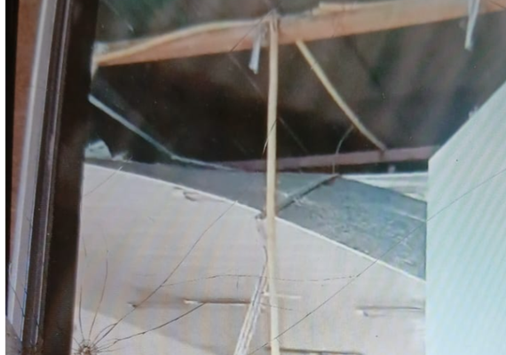 Parte do teto de escola municipal desaba e aluno leva choque em São Luís do Quitunde