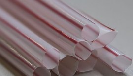 União Europeia proíbe uso de copos, cotonetes e canudos