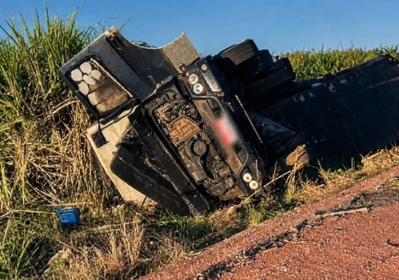 Caminhoneiro fica ferido após carreta tombar de madrugada na BR-101