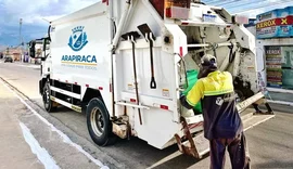 Em AL, caminhão de lixo da prefeitura perde o freio na chuva e derruba muro de residência