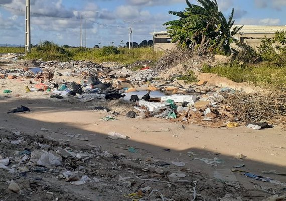 Moradores reclamam que rua não asfaltada virou depósito de lixo no Benedito Bentes