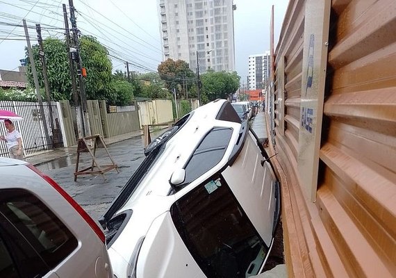 Vídeo: carro é 'engolido' por cratera perto de uma obra na Jatiúca