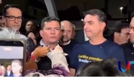 Flávio Bolsonaro é cobrado por populares sobre contas de Daniel Vorcaro durante entrevista