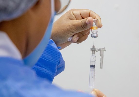 Vacinação para trabalhadores de saúde a partir de 35 anos tem início terça (13)