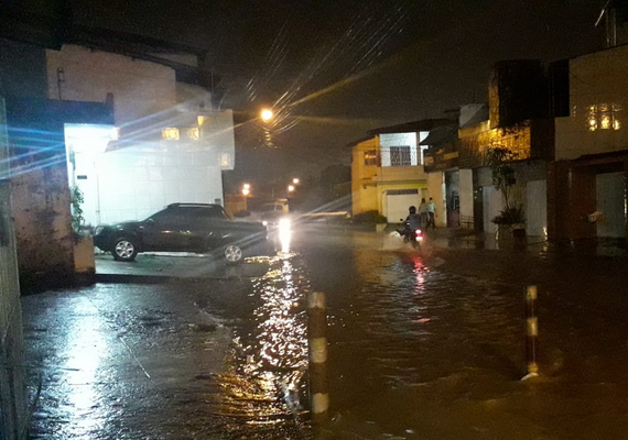 Chuvas constantes causam alagamentos nas ruas da capital alagoana