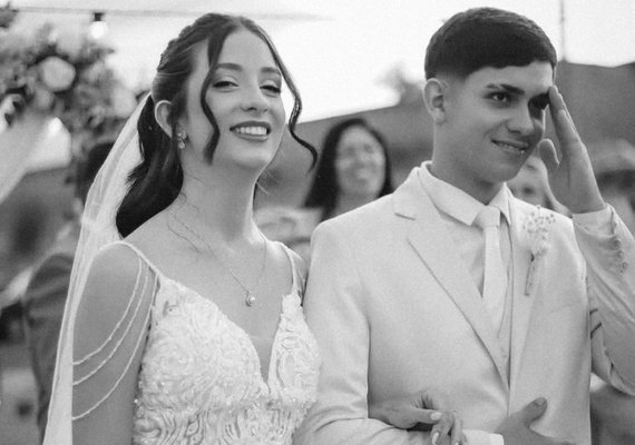 Casal recém-casado morre em acidente e é sepultado junto sob forte comoção