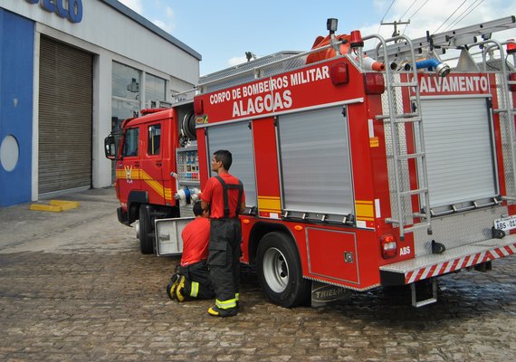 Veículo incendeia em concessionária na Avenida Fernandes Lima