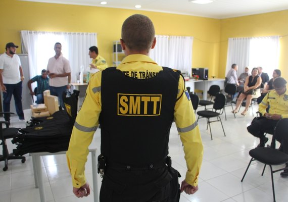 Prefeito de Delmiro Gouveia entrega coletes balísticos e rádios a agentes da SMTT