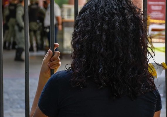 Jovem que se atrasou por 1 min para amamentar o filho ganha bolsas em diversas faculdades