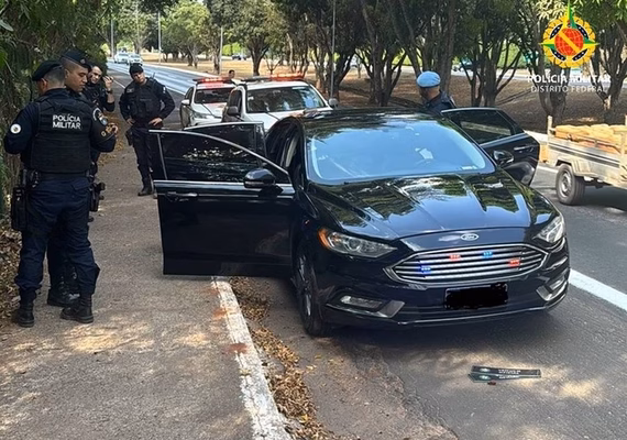 Motorista usa placa falsa de carro oficial no DF e é preso