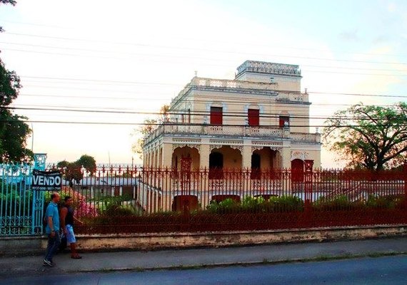 Cratera ameaça engolir campo do CSA e Hospital José Lopes