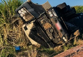 Caminhoneiro fica ferido após carreta tombar na BR-101 em AL