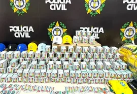 Polícia do RJ apreende mais de 200 mil figurinhas falsificadas da Copa