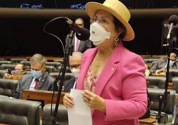 Tereza Nelma leva caso de pastora ameaçada para procuradoria da Mulher