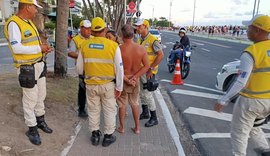 Alcoolizado e com filha de 4 anos, homem é preso por desacato em Ponta Verde