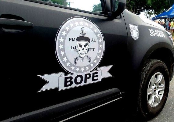 Duas pessoas foram presas por esconder drogas em estabelecimento