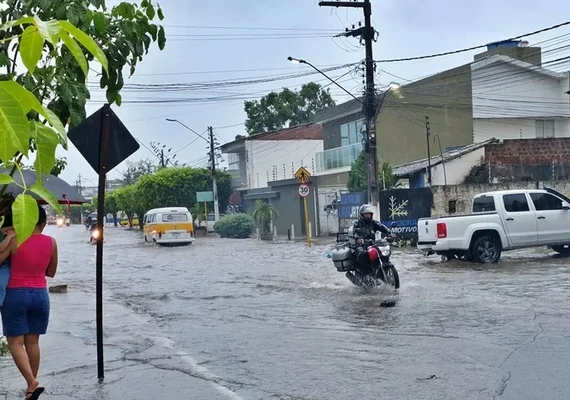 Chuva forte causa alagamentos em São Miguel dos Campos