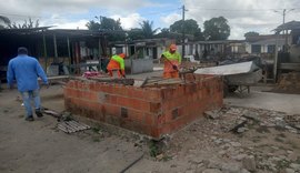 Barracas em situação irregular e em estado precário são retiradas na feirinha do Tabuleiro