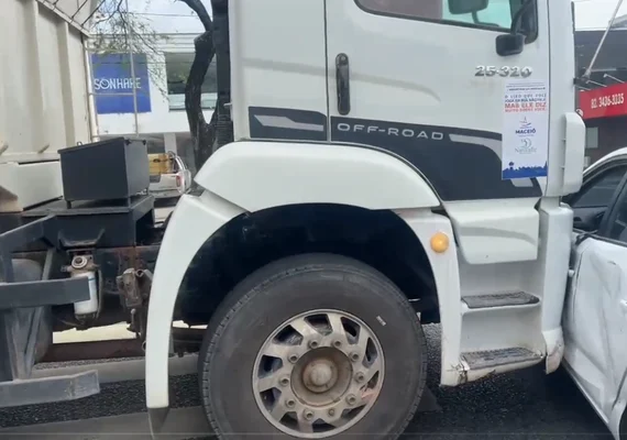 Acidente com perseguição entre caminhão e carro trava avenida em Maceió
