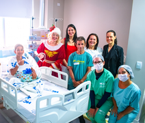 Papai e Mamãe Noel levam presentes e alegria a crianças internadas no Hospital da Cidade
