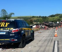Carreta com carga de material de limpeza capota na BR-101, em Pilar