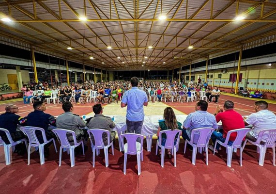 Prefeitura promove um dia reuniões para pais, mães e responsáveis de alunos da rede municipal para falar sobre segurança nas escolas