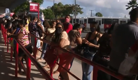 Terminal de ônibus tem aglomeração no 1° dia de fase vermelha