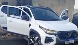 Suspeitos batem carro furtado em muro e fogem por mata em Maceió