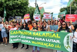 Protesto de professores na porta da Prefeitura de Maceió cobra reajuste de 13,65%