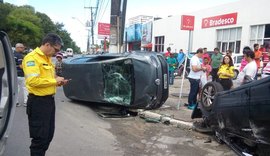 Dois carros colidem e capotam na Avenida Fernandes Lima