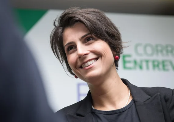 Mesmo aparecendo em segundo lugar em pesquisas,  Manuela D’Ávila desiste de candidatura ao Senado