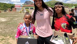 Festa na aldeia: jogadora da Seleção Brasileira visita índias de AL