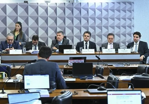 Relator da CPMI é acusado de alertar foragido durante sessão no Congresso