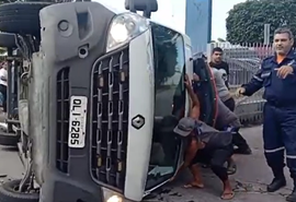 Ambulância com gestante capota após colidir contra ônibus em Maceió