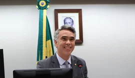 Rafael Brito aprova lei que regulamenta profissão de Agente de Turismo em todo Brasil