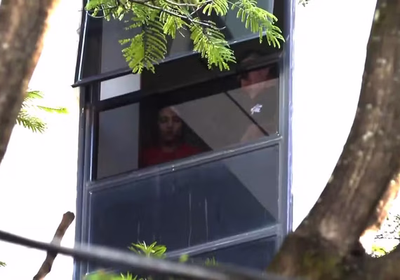 Diarista suspeita de matar casal participa de reconstituição em apartamento