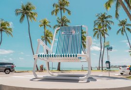 Mulher cai da cadeira gigante da orla de Ponta Verde e fica ferida