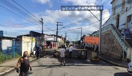 Moradores do Bom Parto fecham rua e cobram respostas sobre realocação