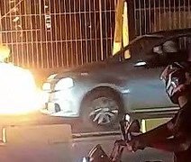 Motocicleta pega fogo após colisão na Avenida Menino Marcelo, em Maceió