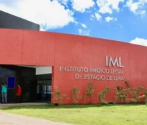 Corpo carbonizado com tornozeleira é achado em terreno de Maceió