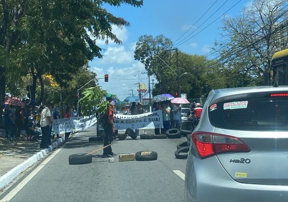 Profissionais do Hospital Veredas bloqueiam via, em Maceió, em protesto contra salários atrasados
