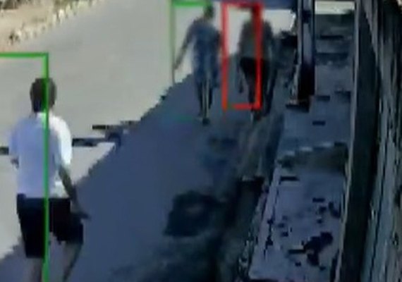 Vídeo: Homem esfaqueia vizinha e diz que a atacou por ser zombado, no interior de AL