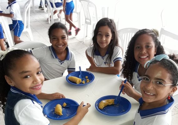 Escolas filantrópicas recebem gestão de merenda