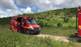 Bombeiros socorrem vítima de colisão entre carro e motocicleta em São José da Tapera