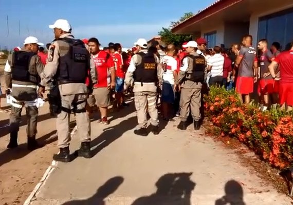 Torcedores do CRB protestam e intimidam jogadores