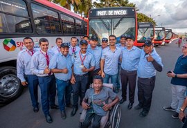 Prefeito JHC entrega mais 32 ônibus 'geladões' e qualifica transporte coletivo em Maceió